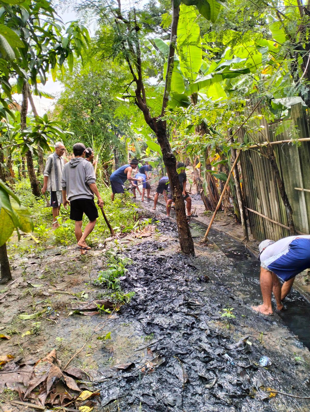 GOTONG ROYONG PENGURASAN SPAL (SALURAN PEMBUANGAN AIR LIMBAH)